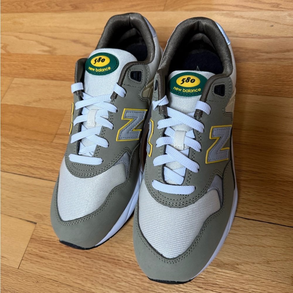 New Balance 580 Sneakers in Olive and White BRAND NEW NEVER WORN size 9.5